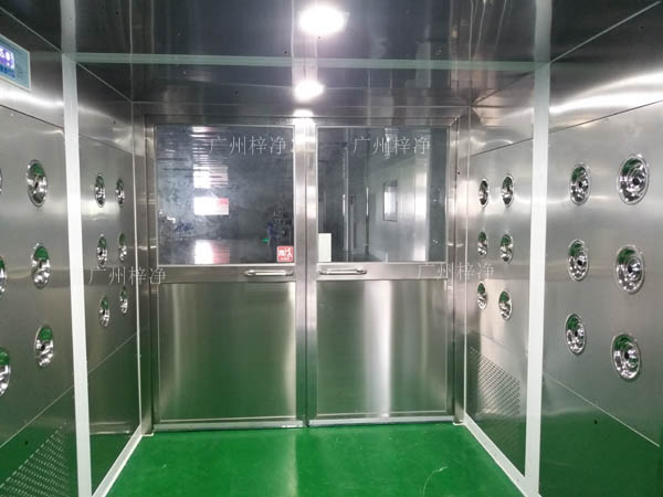 没有通道地板的双开门货物风淋间,方便推车进出。 双开门货物风淋间