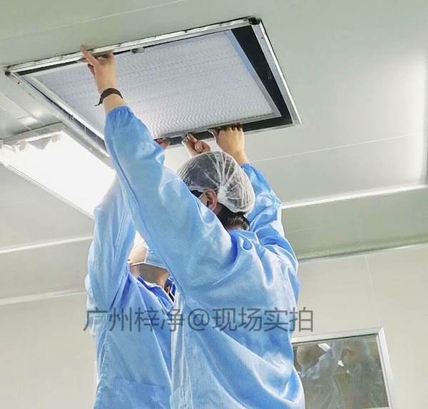 工作人员正在安装无尘室高效过滤器 工作人员正在安装无尘室高效过滤器
