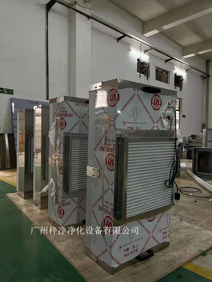 洁净棚风机从FFU的顶部将空气吸入,经过初效过滤器,高效过滤器的过滤,过滤后的洁净空气以0.45m/s±20%的风速在整个出风面匀速送出到棚内。 洁净棚风机从FFU的顶部将空气吸入,经过初效过滤器,高效过滤器的过滤,过滤后的洁净空气以0.45m/s±20%的风速在整个出风面匀速送出到棚内。