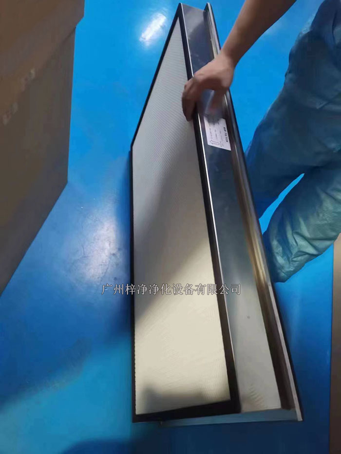 更换高效过滤器一定要轻拿轻放 更换高效过滤器一定要轻拿轻放