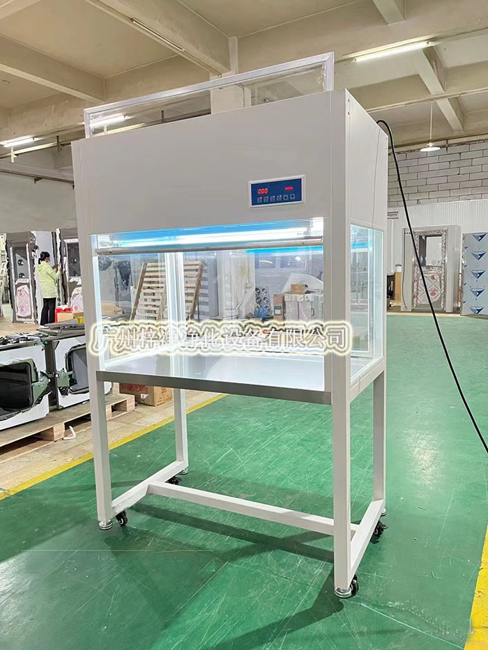 洁净工作台内部安装有FFU和高效空气过滤器(HEPA),能有效地过滤掉空气中的尘埃、细菌等污染物。 洁净工作台内部安装有FFU和高效空气过滤器(HEPA),能有效地过滤掉空气中的尘埃、细菌等污染物。